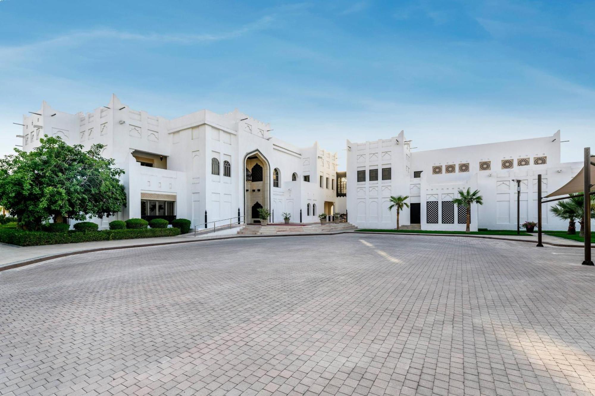 Sharq Village & Spa, A Ritz-Carlton Hotel Doha Ngoại thất bức ảnh Al-Kharafi Hospital