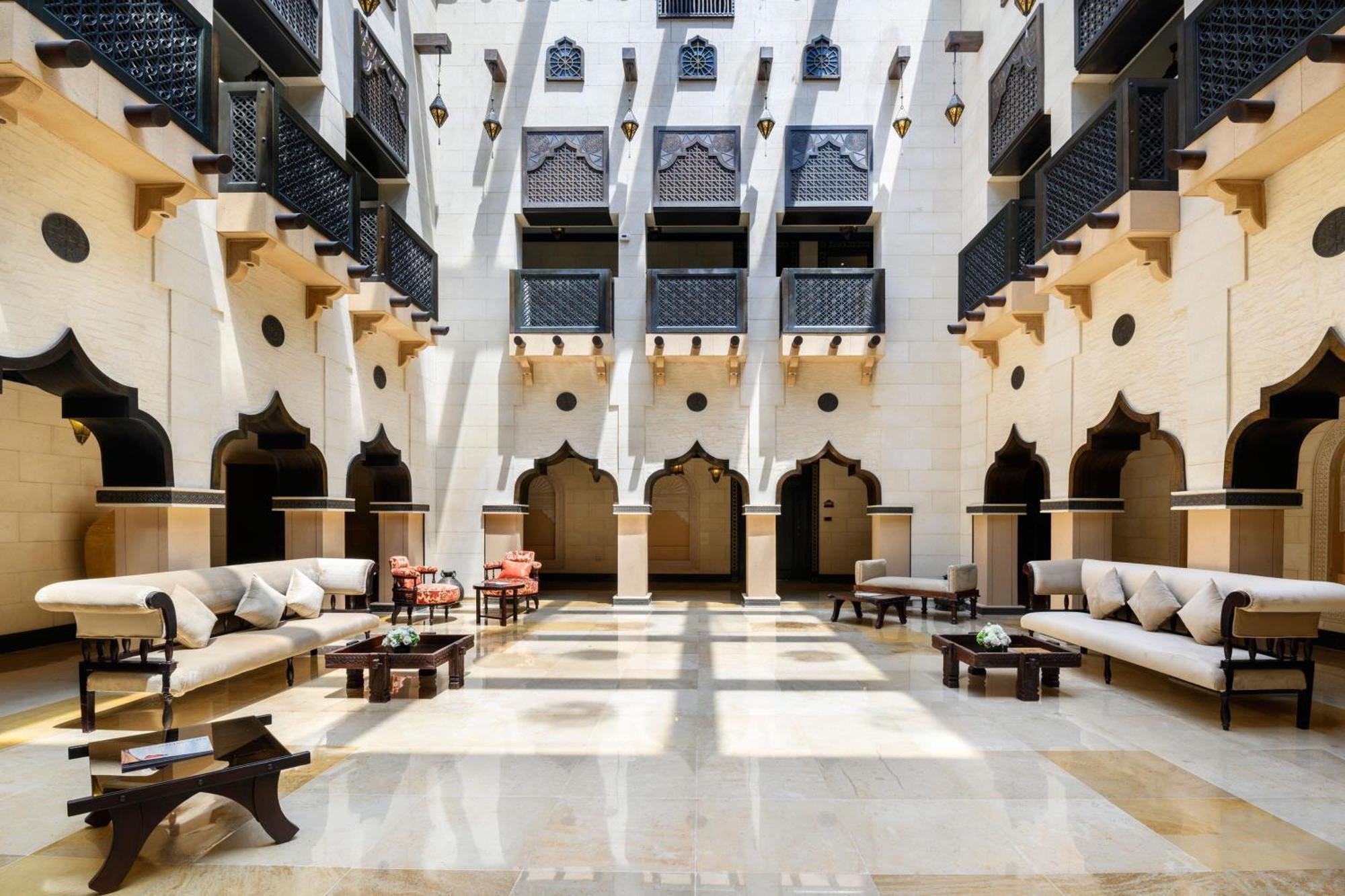Sharq Village & Spa, A Ritz-Carlton Hotel Doha Ngoại thất bức ảnh The hotel's courtyard