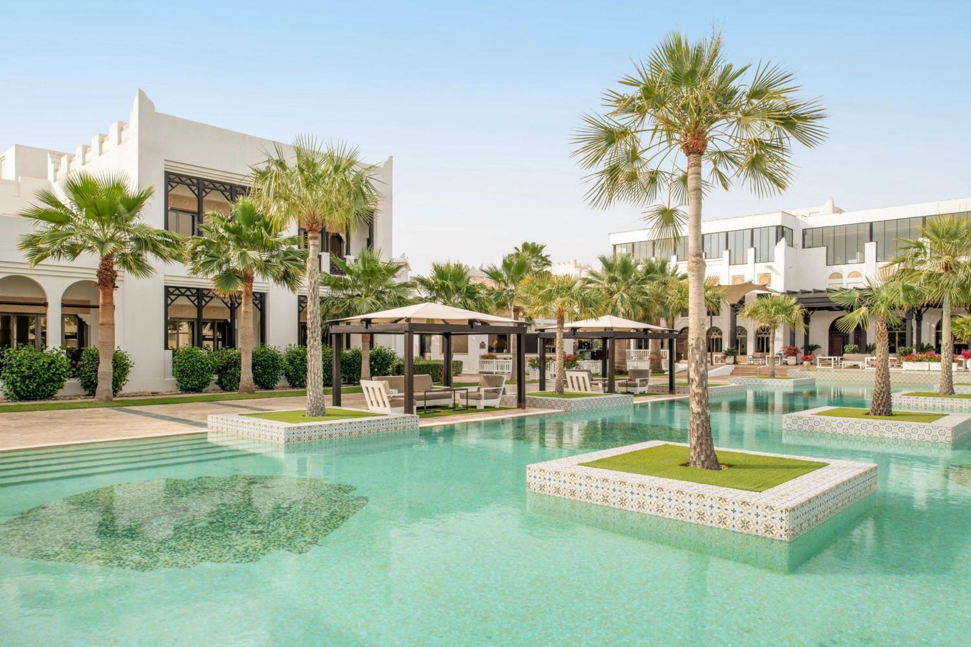 Sharq Village & Spa, A Ritz-Carlton Hotel Doha Ngoại thất bức ảnh The swimming pool at the hotel