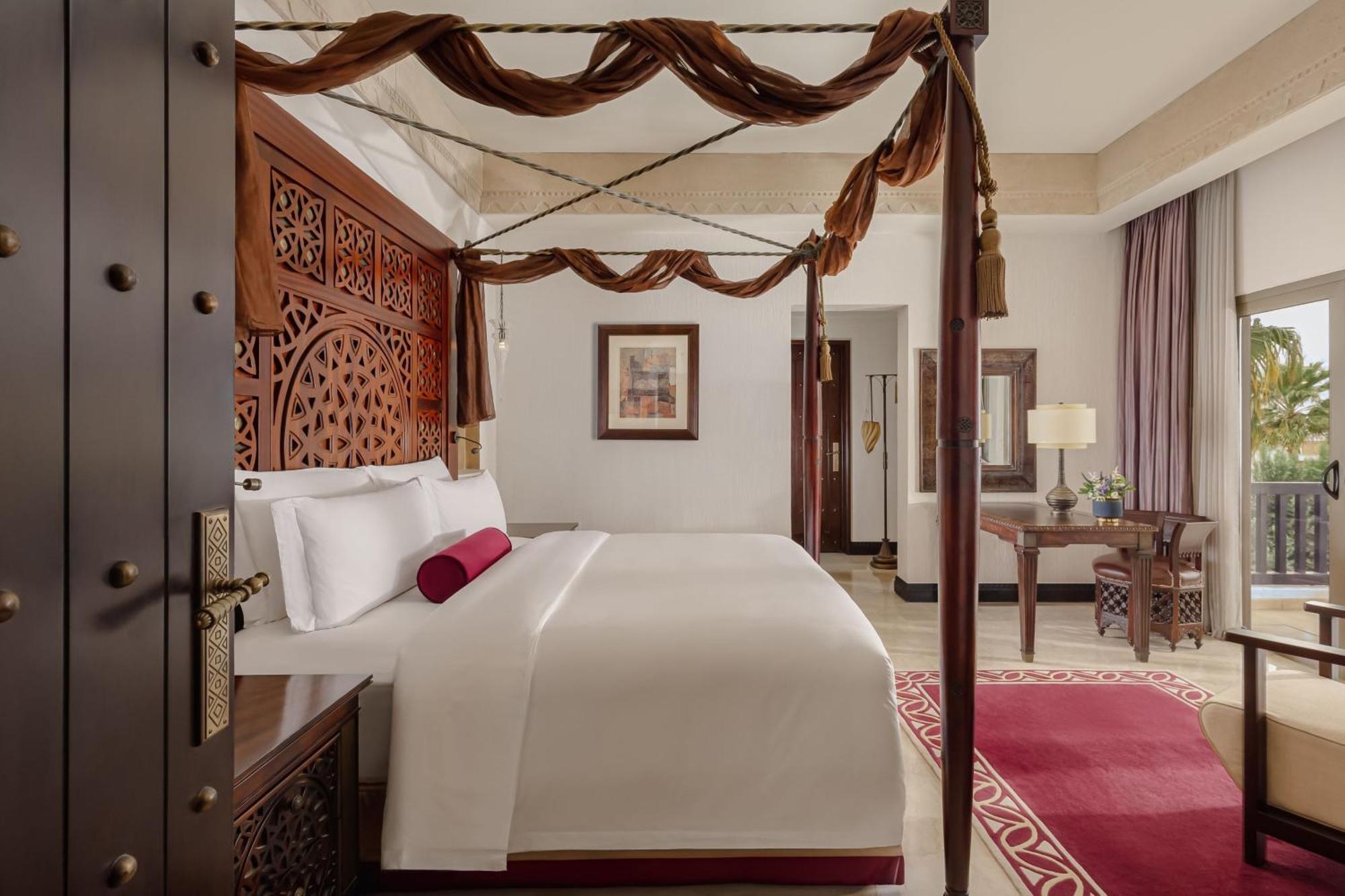 Sharq Village & Spa, A Ritz-Carlton Hotel Doha Ngoại thất bức ảnh A bedroom at the Jumeirah Emirates Towers Hotel
