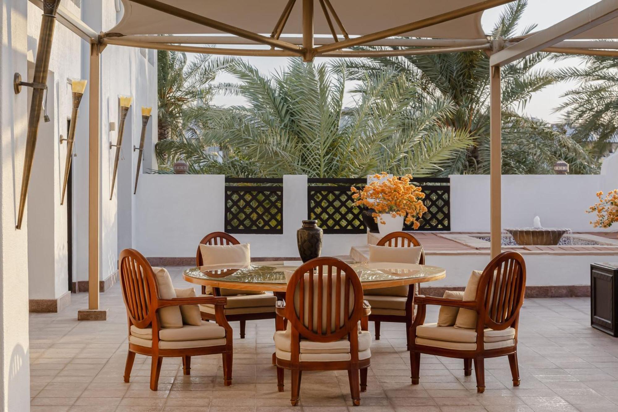 Sharq Village & Spa, A Ritz-Carlton Hotel Doha Ngoại thất bức ảnh A patio