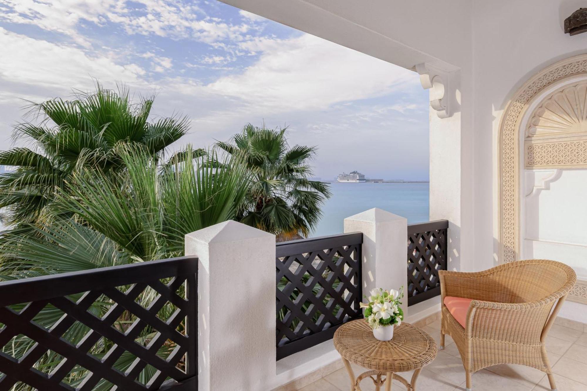 Sharq Village & Spa, A Ritz-Carlton Hotel Doha Ngoại thất bức ảnh A balcony