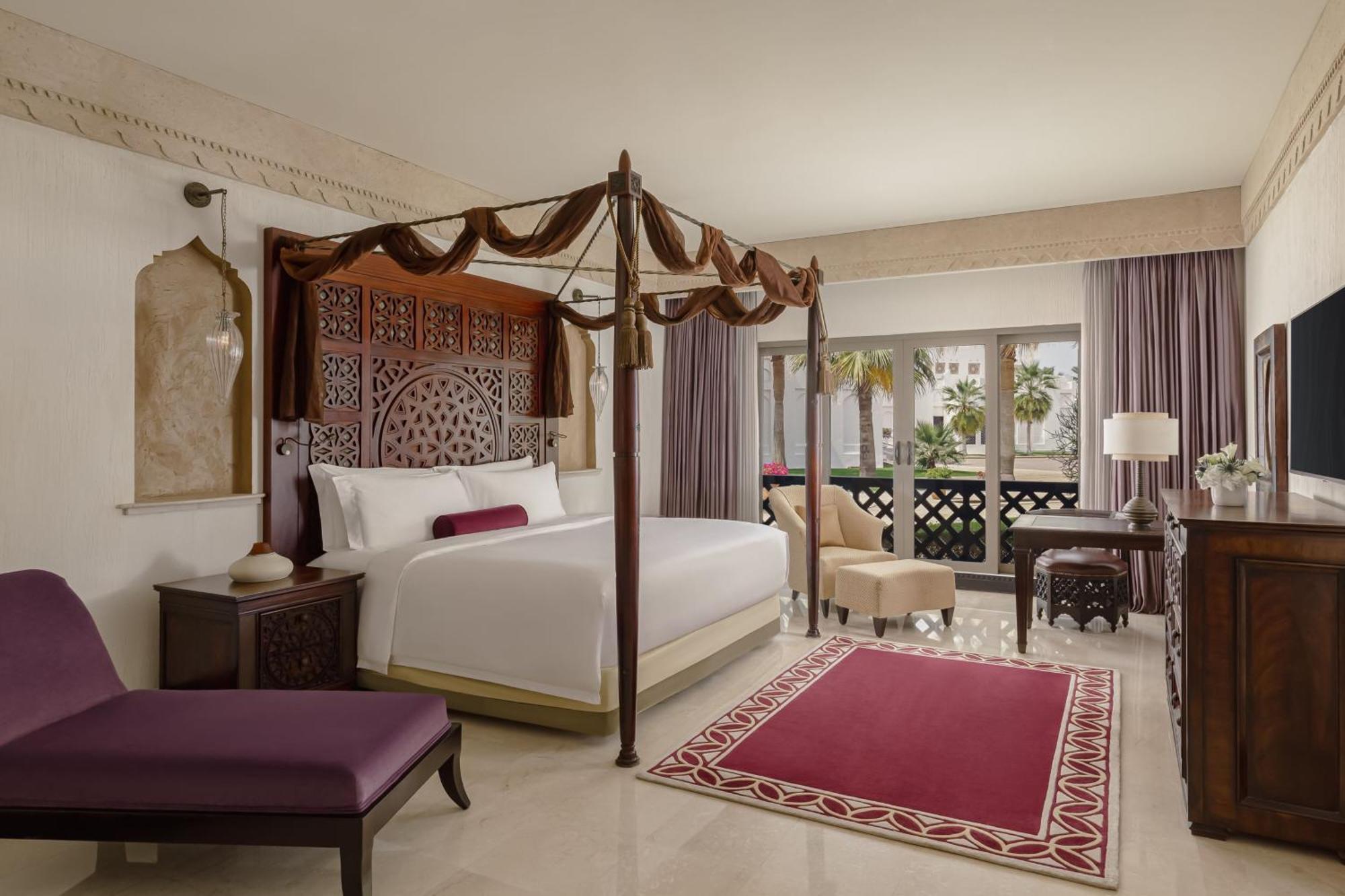 Sharq Village & Spa, A Ritz-Carlton Hotel Doha Ngoại thất bức ảnh A guest room at the Jumeirah Emirates Towers Hotel