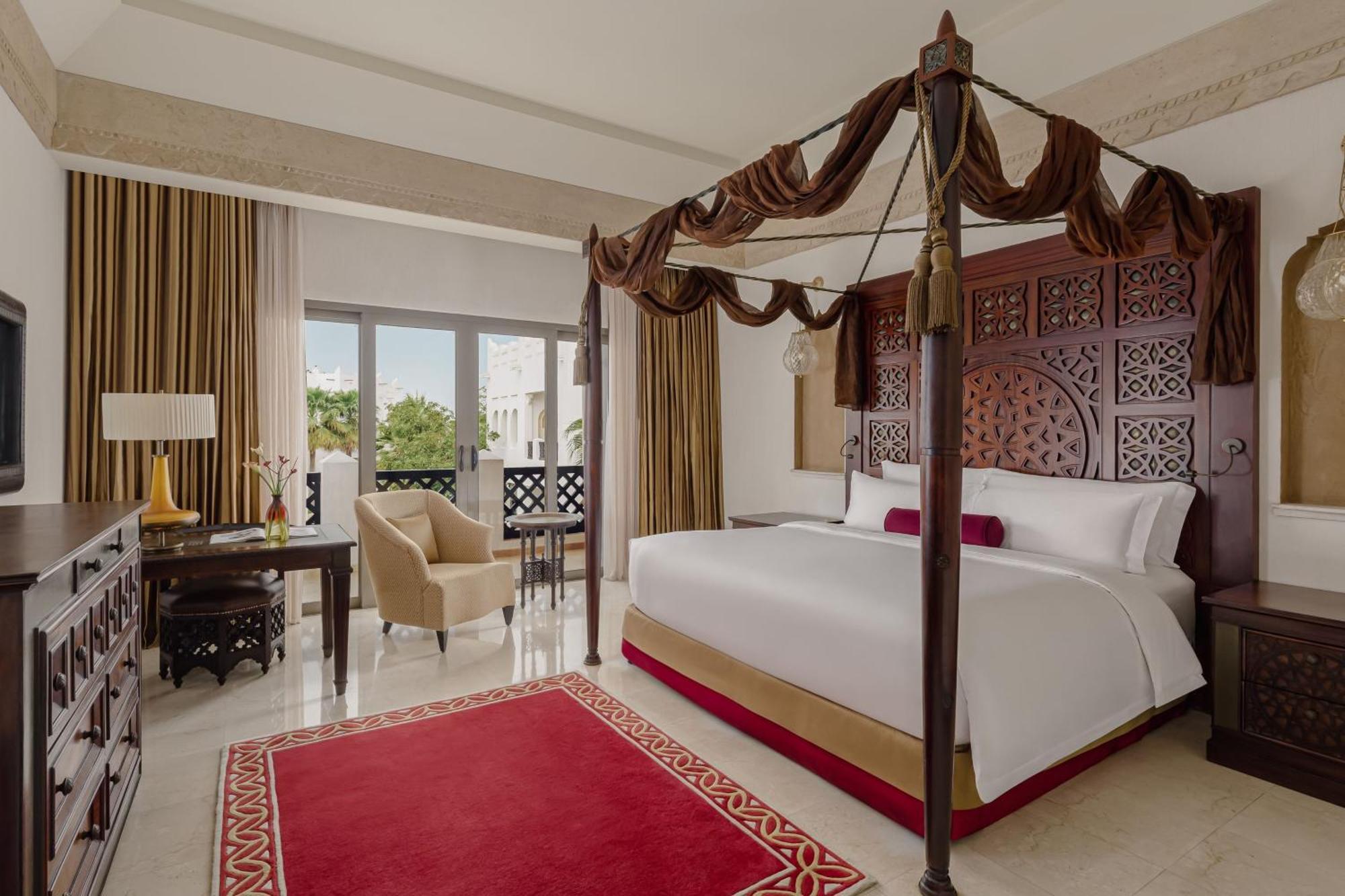 Sharq Village & Spa, A Ritz-Carlton Hotel Doha Ngoại thất bức ảnh A guest room at the Jumeirah Emirates Towers Hotel
