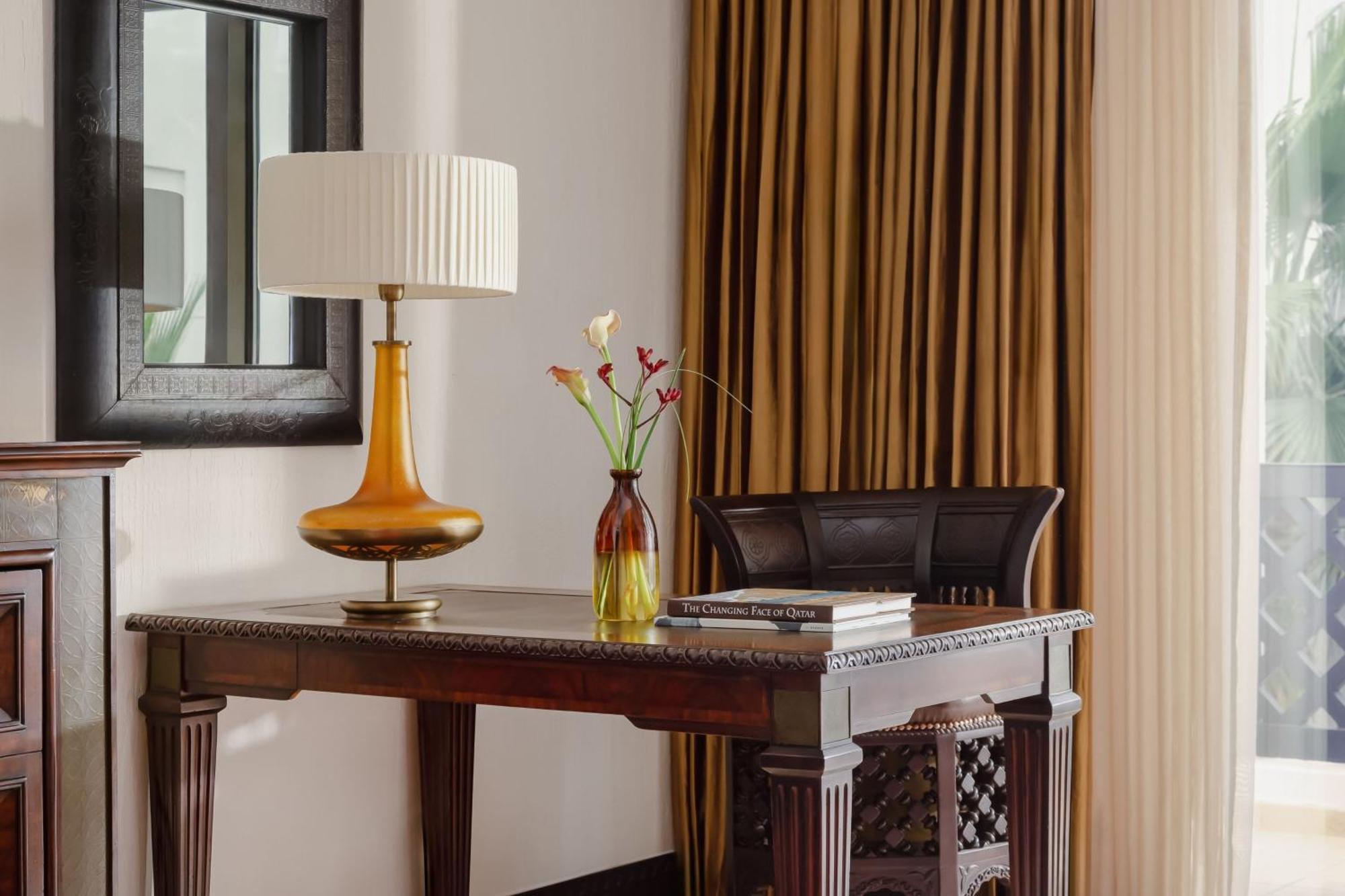 Sharq Village & Spa, A Ritz-Carlton Hotel Doha Ngoại thất bức ảnh A table lamp