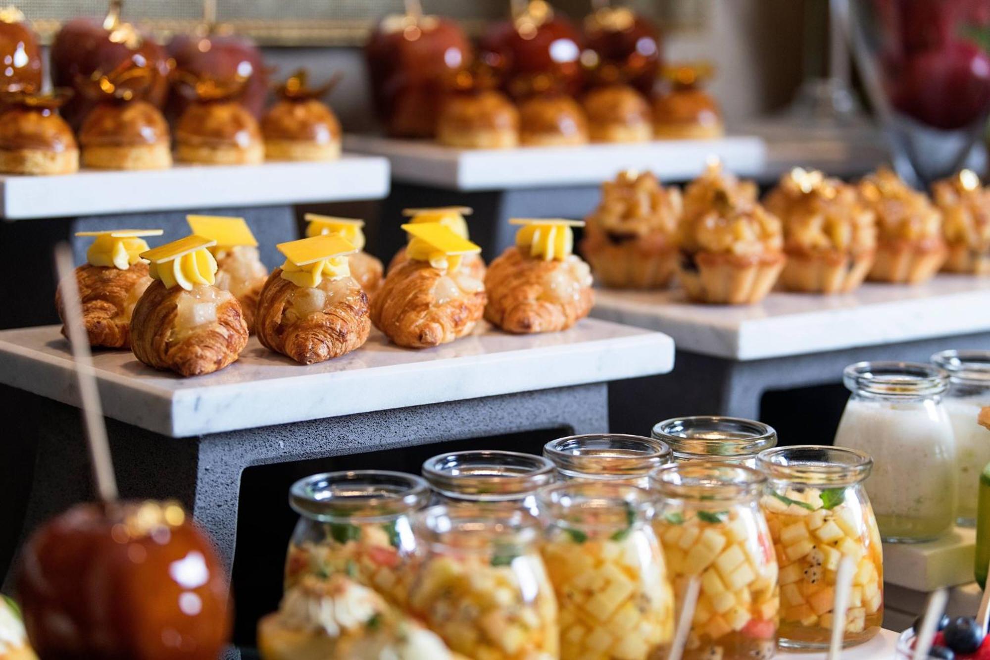 Sharq Village & Spa, A Ritz-Carlton Hotel Doha Ngoại thất bức ảnh A selection of canapés